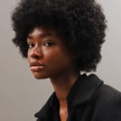 Foto de perfil de Jessica Randall, uma mulher negra.